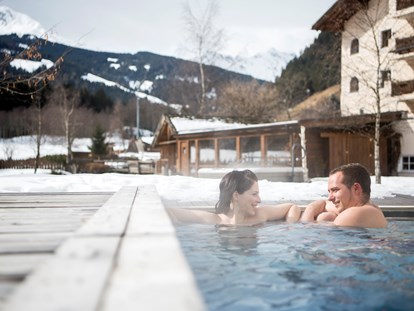 Familienhotel - Verpflegung: alkoholfreie Getränke ganztags inklusive - Ehrenburg (Trentino-Südtirol) - Alphotel Tyrol Außenpool Winter - Family & Wellness Resort Alphotel Tyrol
