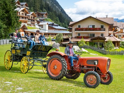 Familienhotel - Pools: Außenpool beheizt - Marling - Family & Wellness Resort Alphotel Tyrol