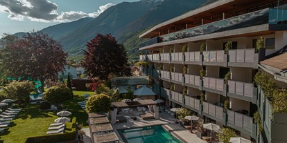 Familienhotel - Umgebungsschwerpunkt: Berg - Marling - Außenansicht - Hotel Paradies Family & Spa