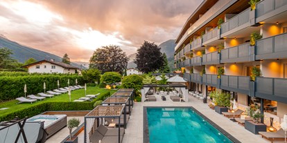 Familienhotel - Kinderbecken - Dorf Tirol - Außenansicht - Hotel Paradies Family & Spa