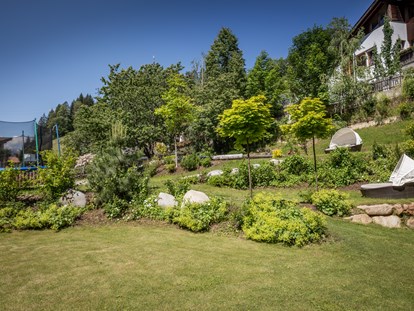 Familienhotel - Naturns bei Meran - Wunderschöne Gartenanlage - Familienhotel Viktoria