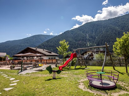 Familienhotel - Umgebungsschwerpunkt: am Land - Südtirol - Spielplatz - Familienhotel Viktoria