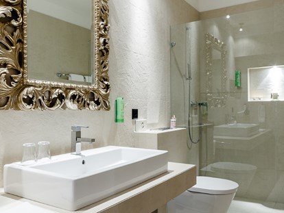 Familienhotel - Einzelzimmer mit Kinderbett - Schweiz - Badezimmer Doppelzimmer Superior  - Albergo Losone