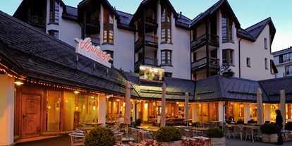 Familienhotel - Hallenbad - Davos Wiesen - Hotel "by night" - Hotel Schweizerhof