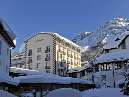 Familienhotel - Skikurs direkt beim Hotel - Flims Waldhaus - Aussenansicht im Winter - Hotel Schweizerhof