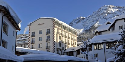 Familienhotel - Umgebungsschwerpunkt: Berg - PLZ 7494 (Schweiz) - Aussenansicht im Winter - Hotel Schweizerhof