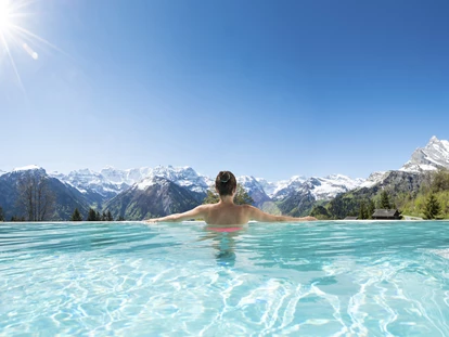 Familienhotel - ausschließlich Familien im Hotel - Flims Waldhaus - Infinity Pool mit Alpenpanorama - Märchenhotel Braunwald