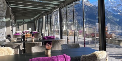 Familienhotel - Wasserrutsche - PLZ 6443 (Schweiz) - Wintergarten vom Restaurant - im Sommer Terrasse - Märchenhotel Braunwald
