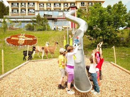 Familienhotel - Kinderbetreuung - Flims Waldhaus - Kinderspielplatz mit Riesenrutschbahn, Bagger, Kran, Kletterwand und vieles mehr. - Märchenhotel Braunwald