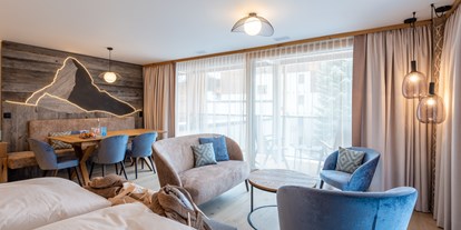 Familienhotel - Skikurs direkt beim Hotel - Saas-Almagell - In der Residenz Altiana besitzen alle Appartements ausgestattete Küchen und einen grossen Ess- und Wohnbereich.  - Resort La Ginabelle