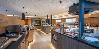 Familienhotel - Preisniveau: exklusiv - Saas-Almagell - Grosses Frühstücksbuffet mit Live Station und Kinderecke.  - Resort La Ginabelle