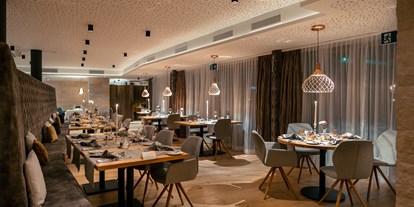 Familienhotel - PLZ 3920 (Schweiz) - Restaurant La Ginabelle, in dem jeden Tag ein 5-Gang Menü serviert wird. Verschiedene Themenabende mit passenden Buffets.  - Resort La Ginabelle