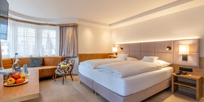 Familienhotel - PLZ 3920 (Schweiz) - Zimmer Fletschhorn mit gemütlicher Sitzecke.  - Resort La Ginabelle