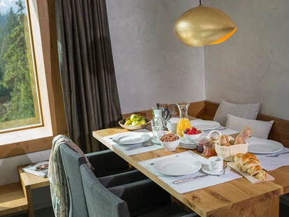 Familienhotel - Skikurs direkt beim Hotel - Flims Waldhaus - Esstisch mit Frühstück - rocksresort