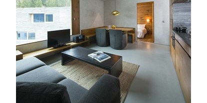 Familienhotel - Umgebungsschwerpunkt: Fluss - Arosa - Wohnraum, Küche und Esstisch - rocksresort