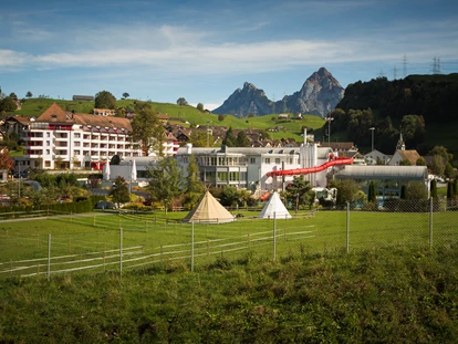 Familienhotel - Pools: Schwimmteich - Braunwald - Aussenansicht Swiss Holiday Park - Swiss Holiday Park