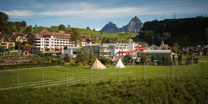 Familienhotel - Spielplatz - PLZ 6443 (Schweiz) - Aussenansicht Swiss Holiday Park - Swiss Holiday Park