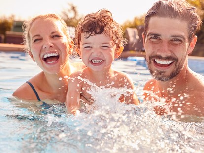 Familienhotel - Pools: Schwimmteich - Familie im Erlebnisbad - Swiss Holiday Park