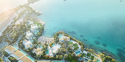 Familienhotel - Umgebungsschwerpunkt: Stadt - Ionische Inseln - Das Grecotel Corfu Imperial ist wahrscheinlich das am eindrucksvollsten gelegene Hotel Griechenlands, das über den Olivenhainen thront. - Corfu Imperial - Grecotel Beach Luxe Resort