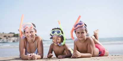 Familienhotel - Kinderbetreuung in Altersgruppen - Kinder am Strand - Gattarella Resort