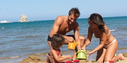 Familienhotel - Babysitterservice - Italien - Sandspielen am Strand - Gattarella Resort