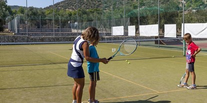 Familienhotel - Teenager-Programm - Tennis spielen mit Kinder - Gattarella Resort