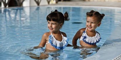 Familienhotel - Kinderbetreuung in Altersgruppen - Kinder im Pool - Gattarella Resort