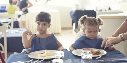 Familienhotel - Kinderbetreuung in Altersgruppen - Lido del Sole – Gargano - Kinder beim Essen - Gattarella Resort