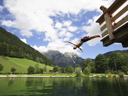 Familienhotel - Pools: Innenpool - Österreich - Badesee in unmittelbarer Nähe zum Hotel - Gut Wenghof - Family Resort