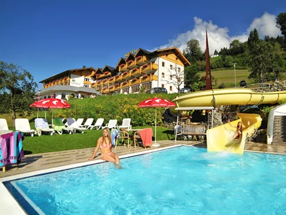 Familienhotel - Pools: Außenpool beheizt - Neuschitz - Außenpool mit Wasserrutsche: https://www.glocknerhof.at/hotel-mit-pool-und-wasserrutsche-in-kaernten.html - Hotel Glocknerhof