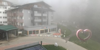 Familienhotel - Pools: Innenpool - Früh morgens im Nebel - Oberjoch - Familux Resort 
