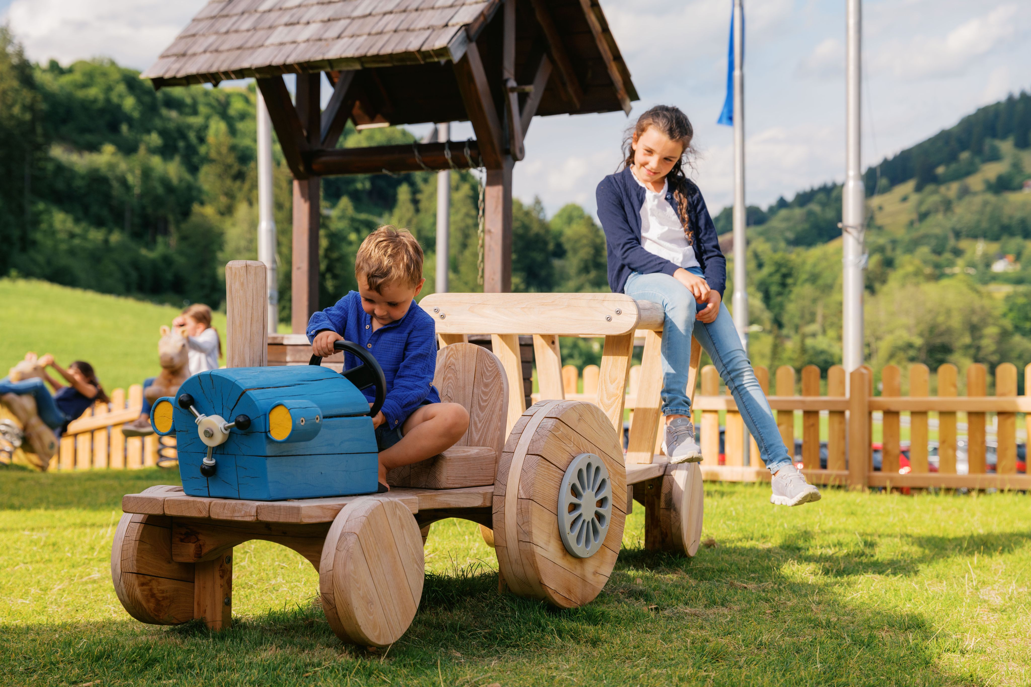 Kinderhotel - Tonis Bauernhof Spielplatz - MONDI Familien & Aktivresort Oberstaufen