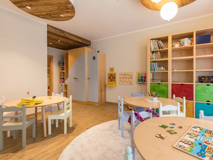 Familienhotel - Einzelzimmer mit Kinderbett - Hochkrumbach - Toni's Kinderklub - MONDI Resort Oberstaufen