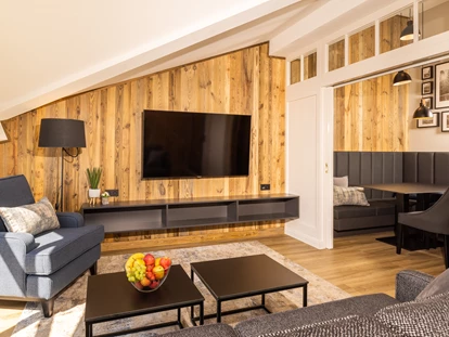 Familienhotel - Einzelzimmer mit Kinderbett - Hochkrumbach - Familien-Appartement Superior Wohnbereich - MONDI Resort Oberstaufen