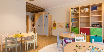 Familienhotel - Einzelzimmer mit Kinderbett - Deutschland - Toni's Kinderklub - MONDI Resort Oberstaufen