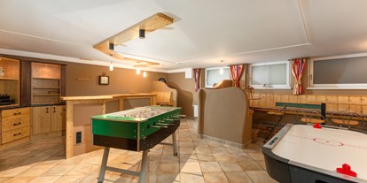 Familienhotel - Kinderbetreuung - PLZ 5532 (Österreich) - Gaming Room mit Kicker Airhockey Dart - Sport & Familienhotel Bärenwirt