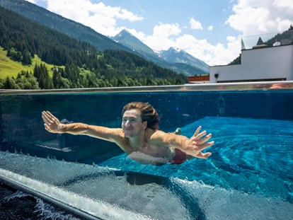 Familienhotel - Pools: Außenpool beheizt - Seefeld in Tirol - Infinity Skypool 15x5m - Aktiv-& Wellnesshotel Bergfried