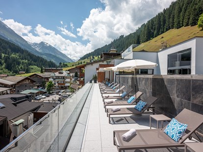 Familienhotel - Verpflegung: alkoholfreie Getränke ganztags inklusive - Seefeld in Tirol - Dachterrasse - Aktiv-& Wellnesshotel Bergfried