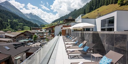 Familienhotel - Pools: Innenpool - PLZ 6100 (Österreich) - Dachterrasse - Aktiv-& Wellnesshotel Bergfried
