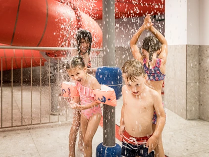 Familienhotel - Pools: Innenpool - Medraz - Wasserspaß im Action Wasser Park - Aktiv-& Wellnesshotel Bergfried