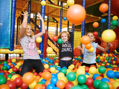 Familienhotel - Pools: Innenpool - Medraz - Coole Kinderspielewelt & Teens-Area auf  200 m2 - Aktiv-& Wellnesshotel Bergfried