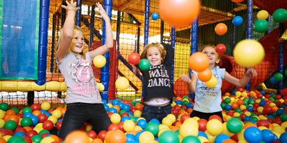 Familienhotel - Schwimmkurse im Hotel - Österreich - Coole Kinderspielewelt & Teens-Area auf  200 m2 - Aktiv-& Wellnesshotel Bergfried