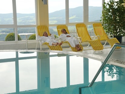 Familienhotel - Skikurs direkt beim Hotel - Österreich - Hallenbad mit Panoramablick
 - Familienhotel Berger ***superior