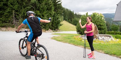 Familienhotel - Wellnessbereich - PLZ 8242 (Österreich) - E-Mountainbike und Nordic-Walking - nur zwei von vielen Naturgenuss-Möglichkeiten bei uns
 - Familienhotel Berger ***superior
