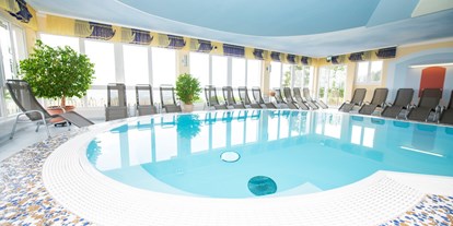 Familienhotel - Pools: Innenpool - PLZ 8242 (Österreich) - Hallenbad mit Panoramablick
 - Familienhotel Berger ***superior