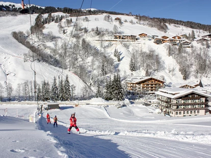 Familienhotel - Hunde: hundefreundlich - Dienten am Hochkönig - Ideale Lage: Abfahrten zum Hotel, Skilifte und Übungsgelände mit Skischule vis à vis - Familien- & Gartenhotel Theresia****S  