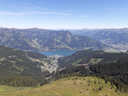 Familienhotel - Pools: Schwimmteich - Dienten am Hochkönig - Der Zeller See, das "Meer des Pinzgaus",nur  20 Autominuten vom Hotel entfernt - Familien- & Gartenhotel Theresia****S  