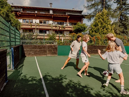 Familienhotel - Preisniveau: gehoben - Dienten am Hochkönig - Spaß am hoteleigenen Ballsportplatz - Familien- & Gartenhotel Theresia****S  