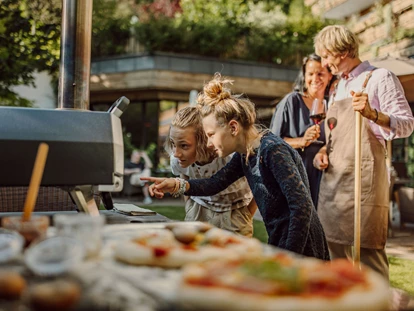 Familienhotel - Hunde: hundefreundlich - Dienten am Hochkönig - Pizza "made by family" - selbstgemacht schmeckt immer noch am besten - Familien- & Gartenhotel Theresia****S  