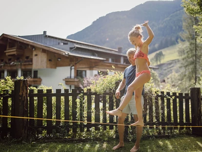 Familienhotel - Kinderbetreuung - Dienten am Hochkönig - Slackline - Familien- & Gartenhotel Theresia****S  